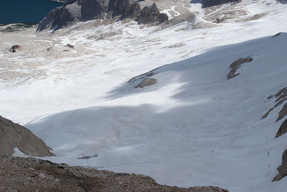 Der Blick hinunter zum Marmoladagletscher, links im Bild das Rifugio Pian dei Fiacconi
