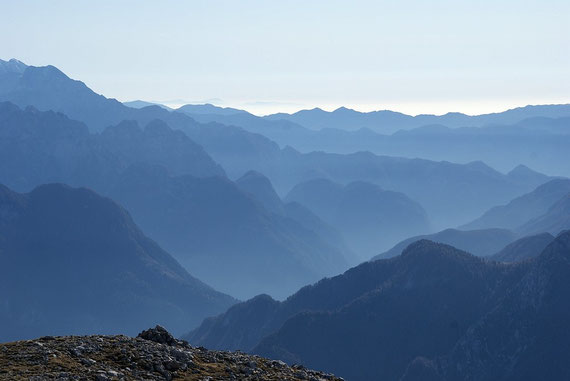 Nach Süden hin der Blick über die zahlreichen Bergketten der Julischen Voralpen