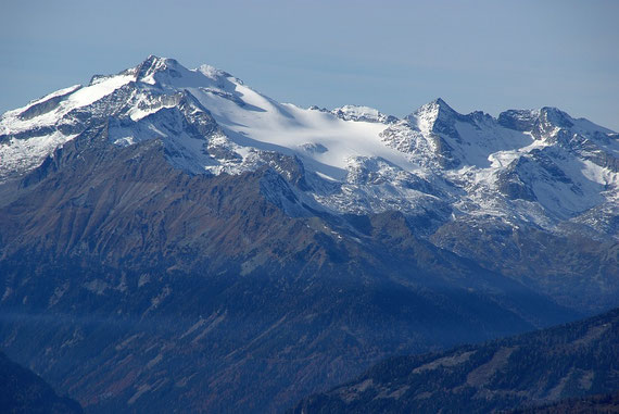 Während die Nockberge bis auf wenige Schneefelder noch braun sind, erstrahlt die Hochalm bereits im winterlichen Gewand