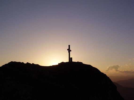 Das Gipfelkreuz bei Sonnenuntergang