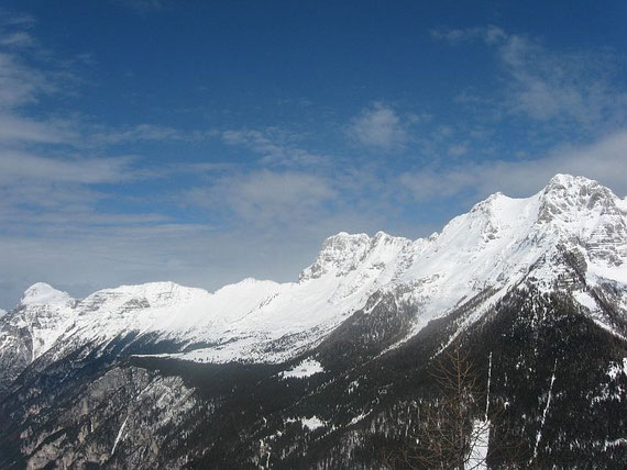 Von rechts nach links: Mondeon del Buinz (2554m), Sella Buinz, Foronon del Buinz (2531m), versteckt die Forca del Palone, Montasch (2753m, mit dem markanten Felsabbruch in der Bildmitte) und der lange Grat zum Monte Cimone (2379m, links im Bild)