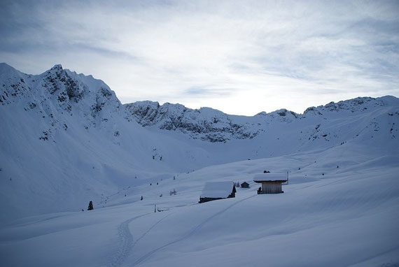 Blick vom Unteren Stuckensee hinauf zum Wildkarlegg (links)