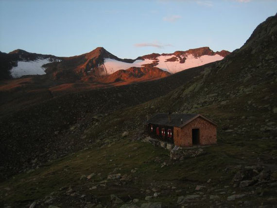 Bei geringer Bewölkung erfolgt der Aufbruch von der Hütte zusammen mit den ersten Sonnenstrahlen