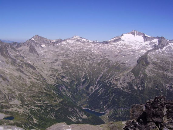 Nach Norden hin präsentieren sich von links nach rechts: Säuleck (3086m), Ankogel (3252m) und Hochalm (3360m)