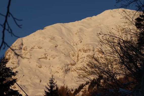 Der Collin wird von den ersten Sonnenstrahlen beschienen
