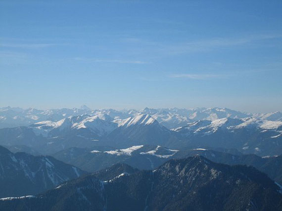 Der Blick nach Westen in die Bergwelt der Hohen Tauern mit dem Großglockner (3798m, höchster Berg im Bild), im Vordergrund kann man die Eckwand und den Staff erkennen