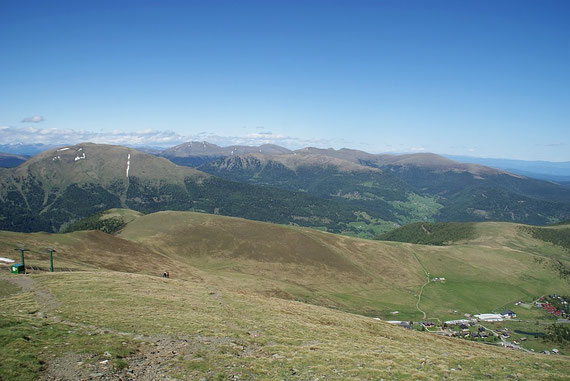Vom Gipfel aus der herrliche Blick hinüber zum Speikkofel (rechts)
