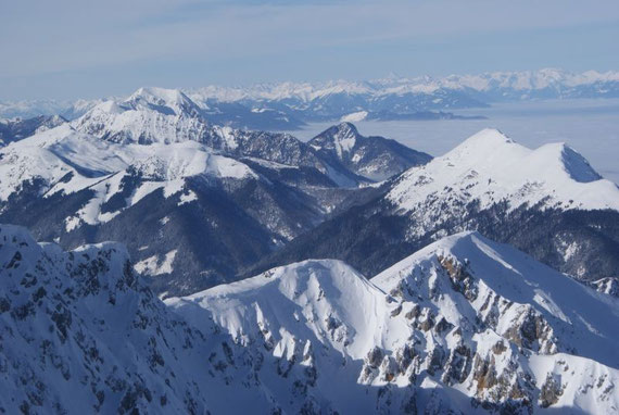 Vom Gipfel aus bietet sich ein traumhaftes Panorama, der Frauenkogel erscheint im Angesicht von Mittagskogel und den Hohen Tauern sehr klein