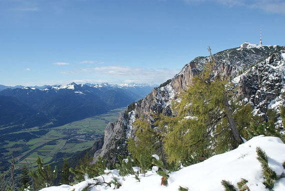 Blick vom Jägersteig zum Gipfel (rechts) und ins Gailtal mit dem Oisternig (links)