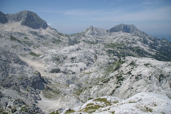 Der weite Weg (links im Bild erkennbar) zum "kleinen" Picco di Grubia (Bildmitte, aufgenommen vom Bila Pec)