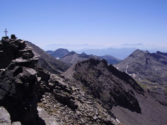 Vom Gipfel aus bietet sich ein herrlicher Rundblick in alle Himmelsrichtungen. Süden, der Gipfel mit den Silhouetten der Julischen Alpen