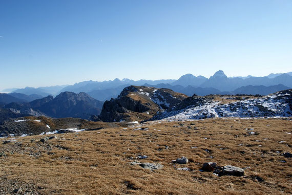 Der Weiterweg über die Creta di Pricot nach Osten, im Hintergrund die Julischen Alpen