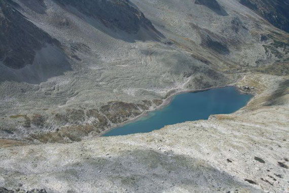 Der Blick hinunter zum Dösner See und dem Arthur v. Schmidt Haus (rechter Seerand)