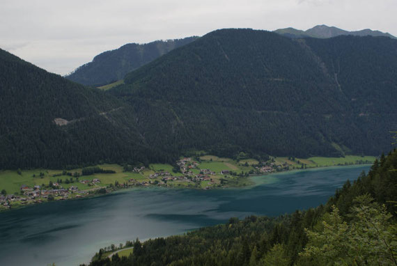 Beim Aufstieg zur Naggler Alm der Blick hinunter zum Weißensee