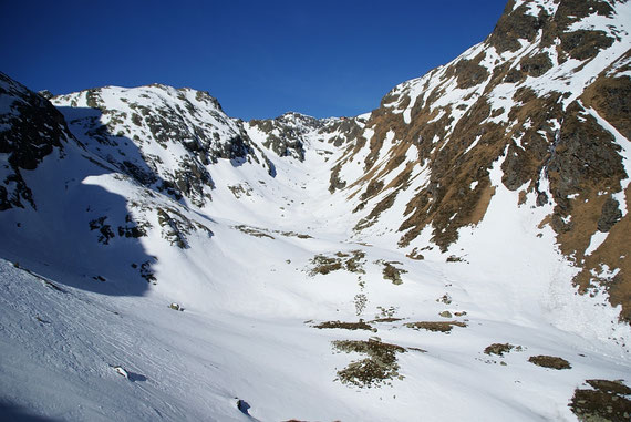 Blick durchs kleine Hochtal zur Wangenitzseehütte (Bildmitte)