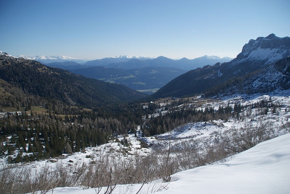 Blick vom Grenzkamm zur Alm