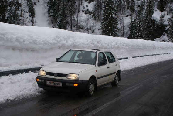 Die Straße ins Lesachtal gleicht über weite Strecken einer Bobbahn mit über 2m hohen Schneewänden