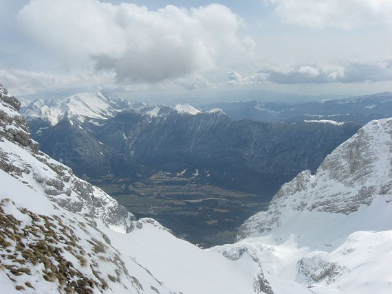 Tief unten im Soca-Tal liegt Bovec, im Hintergrund die Julischen Voralpen