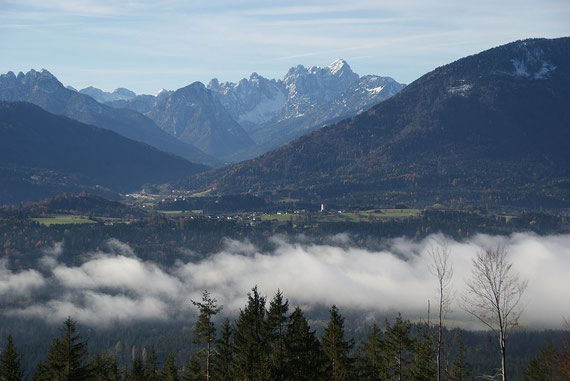 Beim Aufstieg der Blick über das Gailtal nach Hohenthurn, im Hintergrund die Julischen Alpen mit der Wischberggruppe