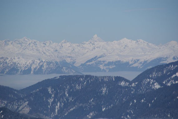 Nach einem langen schattigen Aufstieg gelangt man in die Sonne und hat gleich ein wunderschönes Panorama, hier der Blick zum Großglockner