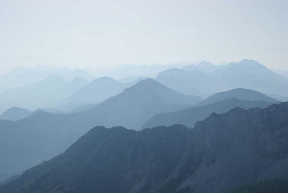 Es ist heiß und die Fernsicht ist nicht berauschend, die Motive aber trotzdem lohnend wie hier der Blick nach Osten über die Karawanken
