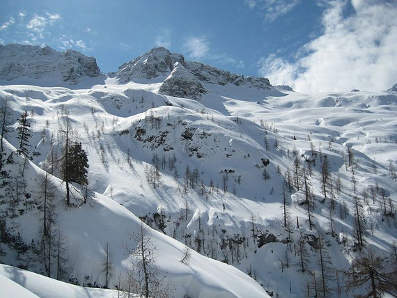 Blick hinauf zur Scharte, schön zu erkennen ist die markante Felsnase sowie die Verebnung, wo man abzweigt