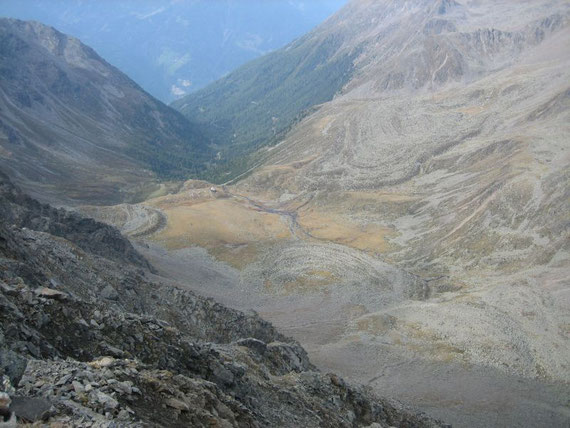 Blick vom Gipfel hinunter zur Hochschoberhütte, die von drei fossilen Blockgletscher umrahmt wird