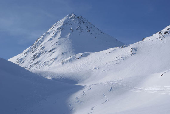 Nach dem Graben zeigt sich der Gipfelaufbau; links liegt das Peischlachkesselkees, rechts führt die Aufsteigsroute