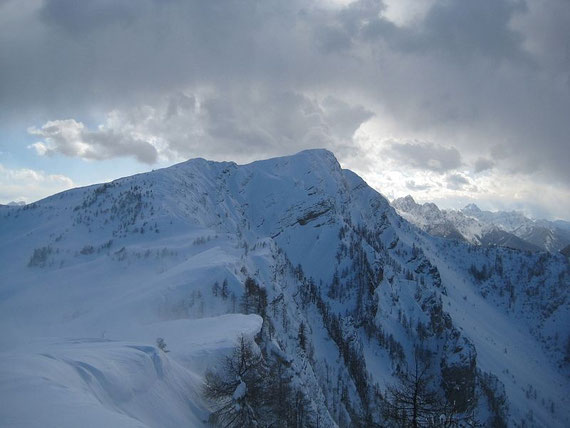 Nach Süden hin erhebt sich der große Frauenkogel, im Hintergrund sind die Julischen Alpen zu erkennen