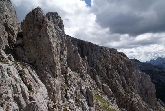 Der Weg in der steilen Südflanke, im Hintergrund ist schon gut die sperrende Felswand mit dem darüber liegenden Gipfelplateau zu erkennen