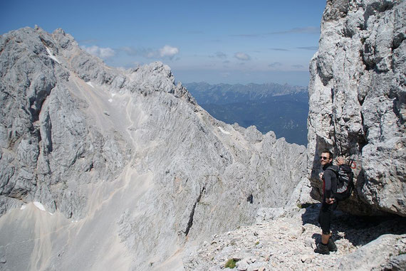 Felskanzel beim Weg hinauf zum Grintovec, Blick zurück auf den Gratverlauf und die Kocna (links). Im Hintergrund die Koschuta