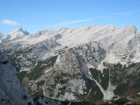 Blick aus der Nordwand nach Westen zur Mojstrovka (2372m), einer der beliebsten Schitourenberge in Slowenien