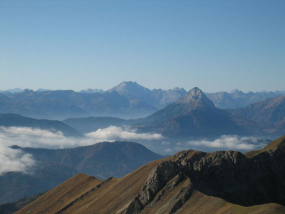 Am Gipfel der Eckwand war es einfach nur traumhaft schön. Die Sichtweite betrug über 100km. Der Blick nach Südenwesten auf die Kellerwand (2778m) und das darin eingebettete Eiskar (im Schatten) sowie rechts davon im Vordergrund auf den Reißkofel (2371m)
