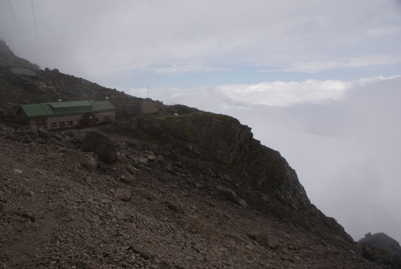 Die Wr. Neustädter Hütte mit einem blauen Streifen am Horizont