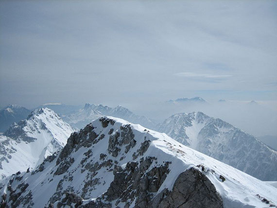 Von links nach rechts: Hochobir, Vertaschta, Petzen (im Hintergrund), Koschuta (im Vordergrund der Ostgipfel des Hochstuhls), Veliki Vrh, Steiner Alpen (Im Hintergrund)
