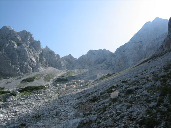 Im baumlosen Kar. Rechts im Bild erhebt sich der Spik