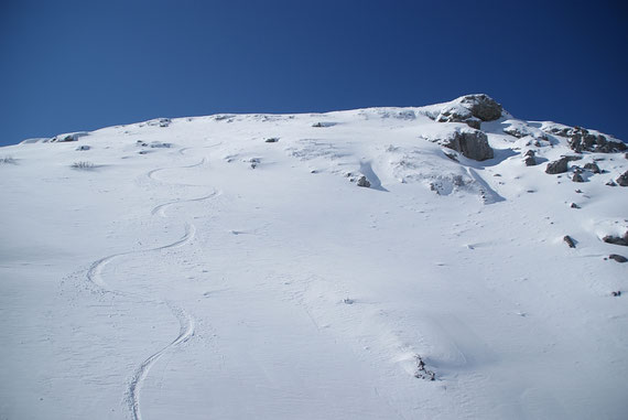 Abfahrt über die Nordflanke hinunter in den Kessel (Variante c)