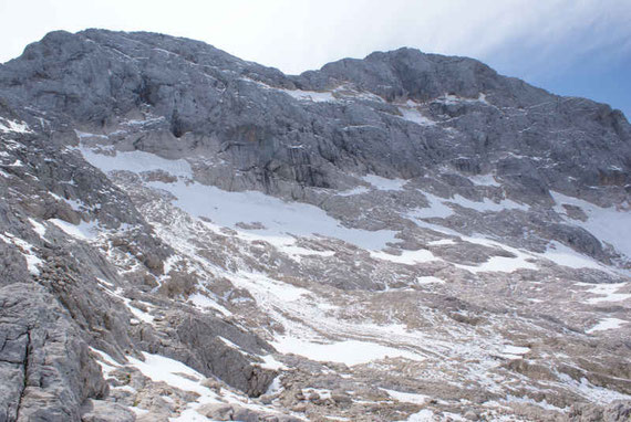 Die kümmerlichen Reste des Triglav Gletschers mit dem Gipfel (rechts)