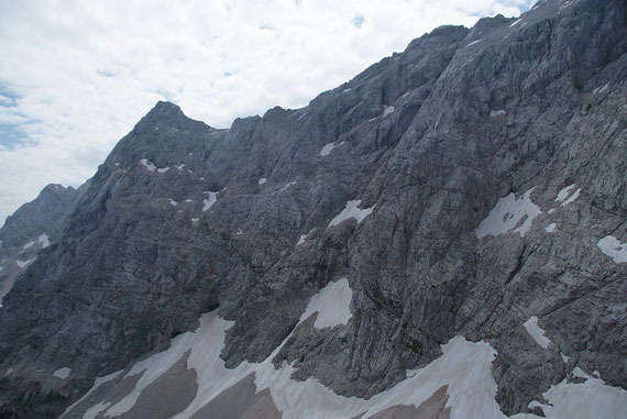 Die eindrucksvolle Nordwand; der Abstieg endet in der Bildmitte unten, wo das Schneefeld in einer schmalen Rinne aufwärts zieht