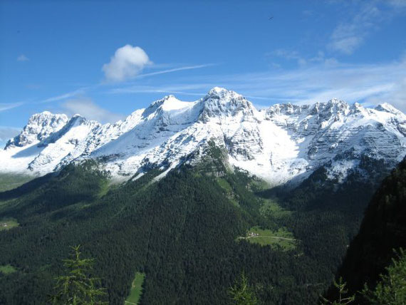 Bei blauem Himmel wirkte der Kontrast mit dem weißen Schnee und den grünen Almen einfach wunderbar. Von links nach rechts: Montasch (2753m), Terrarossa (2420m), Fornon und Mondeon del Buinz (2531 und 2554m), Kastreinspitzen (2502m) und Wischberg (2666)
