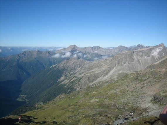 Der morgendliche Blick vom Hannoverhaus nach Südwesten Böseck (Bildmitte) und Gamskarlspitz (ganz rechts im Bild)