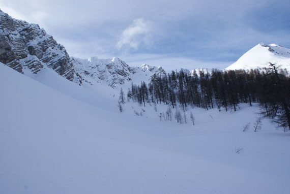 Im Tenn, rechts der Hühnerkogel und links hinter dem Wald das Krainer Törl