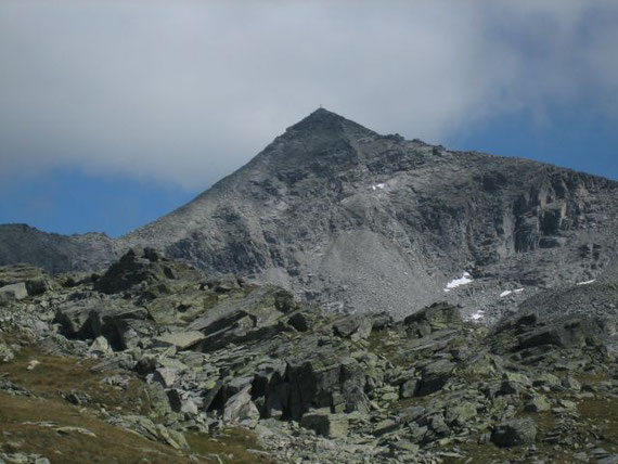 Der Gamskarlspitz von der Mindener Hütte aus aufgenommen, der Aufstieg erfolgt über den Grat (rechts im Bild)