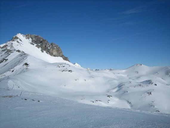 Nach Nordosten erheben sich die Stampferwand (2342m) und die Gebrein Spitze (2167m, flache Kuppe rechts)