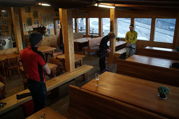 Gletschertrockentraining in der Hütte. Es ist Sonntagabend und wir sind die einzigen Gäste; am Vorabend war sie restlich ausgebucht.