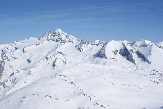 Vom Gipfel aus präsentiert sich der Großglockner nochmals in seiner vollen Pracht. Des weiteren öffnet sich aber auch der Blick in den Eiskeller (einem kleinen Gletscher unterhalb des Schwertecks).