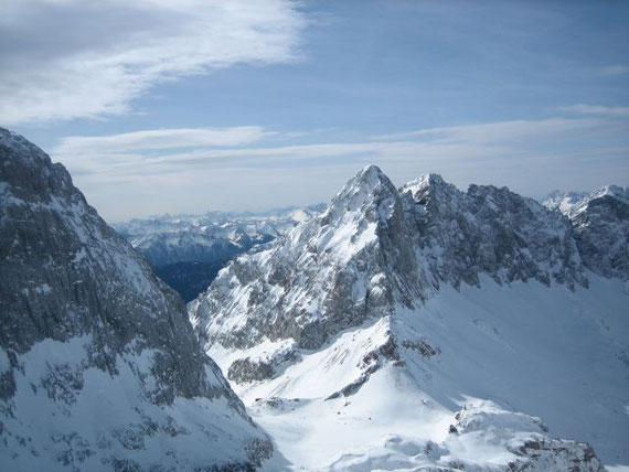 Der Blick hinunter zum Wolayer See und der Wolayer See Hütte (früher Ed. Pichl Hütte) mit dem Seekopf (2554m)