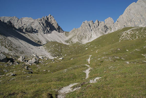 Blick über die Almböden zum Kühbodentörl. Der Weiterweg führt zunächst Richtung Kühbodentörl, zieht dann aber nach rechts weg.