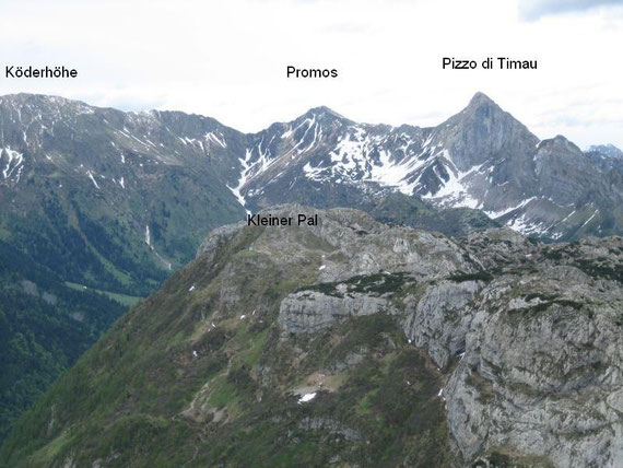 Der Blick nach Osten hin: Köderhöhe (2228m), Kleiner Pal (1867m), Promos (2195m) und Pizzo di Timau (2217m)