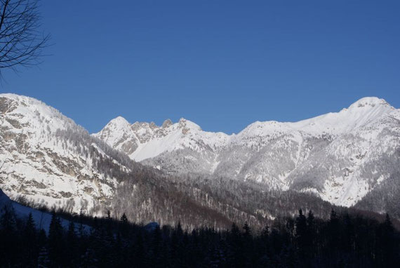 Die Tour verläuft meist im Schatten, die Gipfel in der Umgebung (hier der Mittagskofel und die Due Pizzi) glänzen im Sonnenlicht